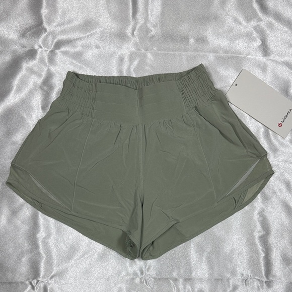 NWT Lululemon Fog Green Hotty Hot HR Short 2.5” *Lined, size 2 - Picture 1 of 5